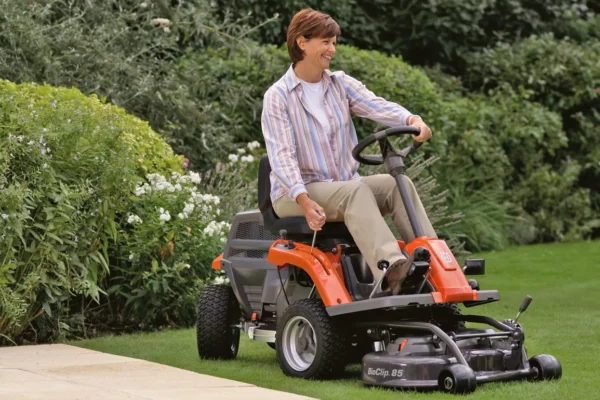 R 112C Vágóasztalos Fűnyírótraktor - Image 9