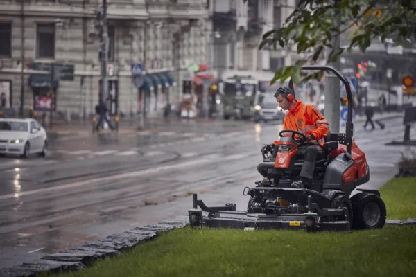 P 535HX Vágóasztalos Fűnyírótraktor - Image 10