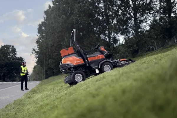 P 524XR EFI Vágóasztalos Fűnyírótraktor - Image 3