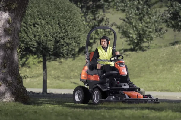 P 524XR EFI Vágóasztalos Fűnyírótraktor - Image 4