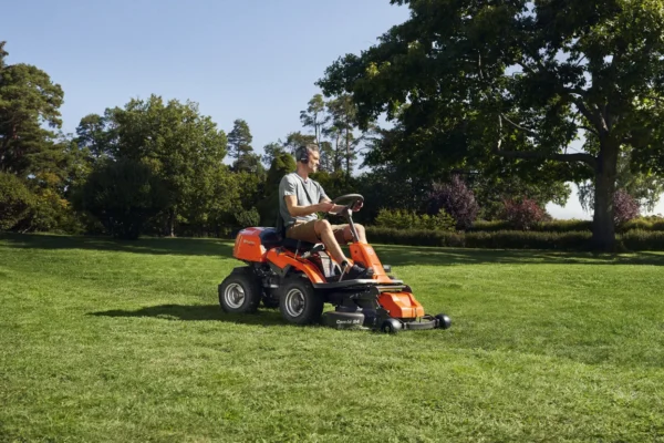 R 214TC Vágóasztalos Fűnyírótraktor - Image 2