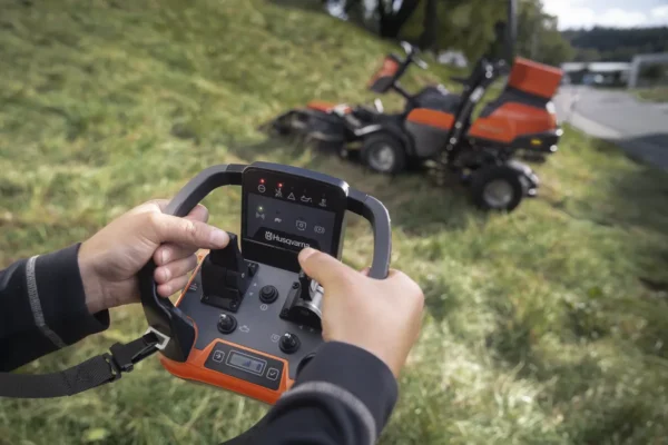P 524XR EFI Vágóasztalos Fűnyírótraktor - Image 5